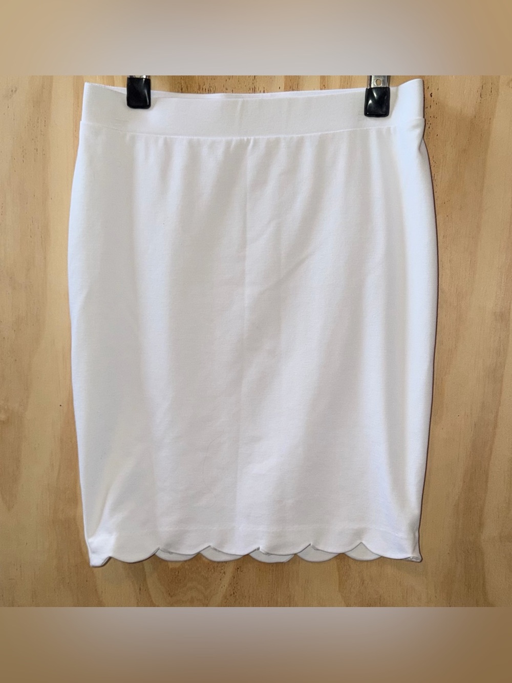ELLE White Scalloped Hem Pencil Skirt Medium Stretch Pull On Euc